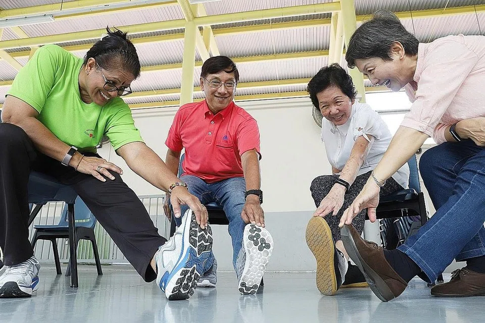 KEKAL AKTIF: Encik Abdullah Suaib mengisi masanya di luar rumah bersama teman-teman agar beliau dapat terus cergas walaupun sudah bersara. - Foto-foto BM oleh MARCELLIN LOPEZ
