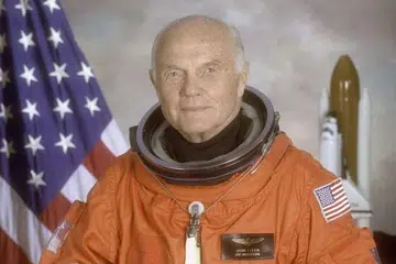 Angkasawan dan Senator John Glenn bergambar bagi Nasa pada 14 April 1998. 