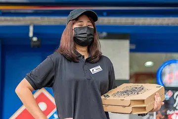 PELUANG CARI REZEKI: Bagi Cik Sharifah Farah Atikah Syed Azman, 23 tahun, kemudahan untuk bekerja antara cawangan piza yang berdekatan rumah atau politeknik tempat beliau mengikuti pengajian, merupakan salah satu faktor pilihannya. - Foto-foto FASTGIG.SG