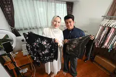Encik Nur Firdaus Mohamed Amran,  ik Delilah Mackenzie Lim,  tudung Shopdahlila
