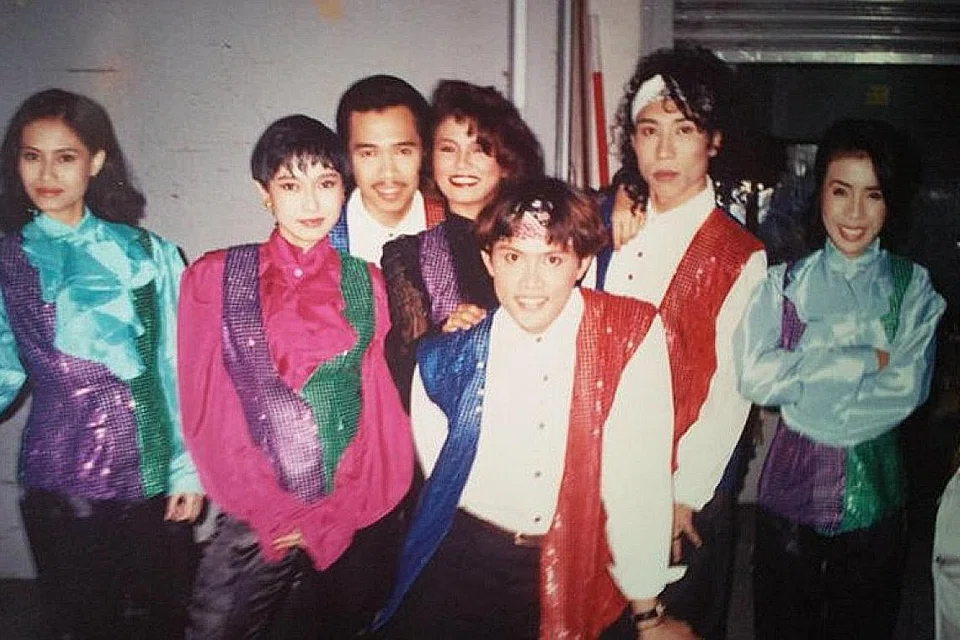 KENANGAN LAMA: Penyanyi era 1990-an antaranya Olynn Salleh (paling kiri), Asnida Daud (paling kanan) dan Suraya Hassan (tengah, empat dari kanan) ketika muncul dalam rancangan Bintang HMI pada 1990-an. - Foto KASSIMBABA LIVE EVENT