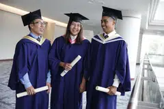 LULUS DENGAN KECEMERLANGAN TERTINGGI: (Dari kiri) Encik Mohd Saifullah Jumari, Cik Nur Haseena Jupri dan Encik Muhd Ashsiddique Mohd Omrul Hauk berjaya lulus sarjana muda dengan kepujian-kecemerlangan tertinggi tahun ini. Ketiga-tiga siswazah NUS itu merupakan penerima biasiswa universiti tersebut.