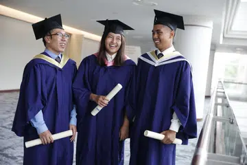 LULUS DENGAN KECEMERLANGAN TERTINGGI: (Dari kiri) Encik Mohd Saifullah Jumari, Cik Nur Haseena Jupri dan Encik Muhd Ashsiddique Mohd Omrul Hauk berjaya lulus sarjana muda dengan kepujian-kecemerlangan tertinggi tahun ini. Ketiga-tiga siswazah NUS itu merupakan penerima biasiswa universiti tersebut.