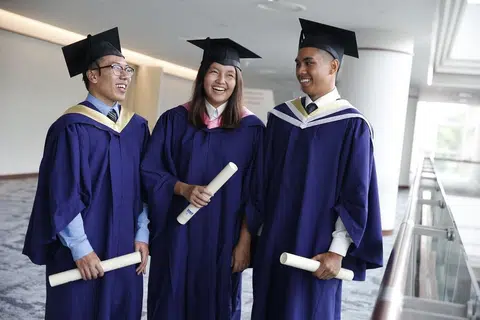 LULUS DENGAN KECEMERLANGAN TERTINGGI: (Dari kiri) Encik Mohd Saifullah Jumari, Cik Nur Haseena Jupri dan Encik Muhd Ashsiddique Mohd Omrul Hauk berjaya lulus sarjana muda dengan kepujian-kecemerlangan tertinggi tahun ini. Ketiga-tiga siswazah NUS itu merupakan penerima biasiswa universiti tersebut.