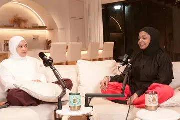 Hos podcast, Sheena Akbal (kanan) dan Nur Amirra berkongsi secara intim dan terbuka tentang perjalanan mereka yang ingin menjadi seorang ibu. 