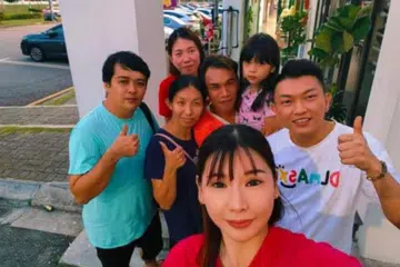 Gambar fail yang memaparkan Albertine Leo Jia Hui (belakang, kanan), kanak-kanak perempuan enam tahun yang diculik, sudah kembali ke pangkuan keluarganya di Johor. 