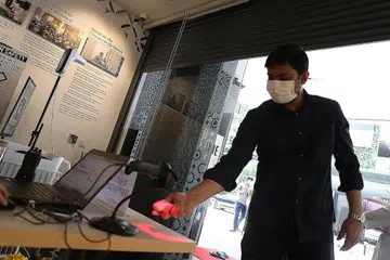 MENJIMATKAN MASA: Laluan ekspres menggunakan TraceTogether memudahkan jemaah memasuki masjid Al-Falah semalam.- Foto BH oleh TIMOTHY DAVID