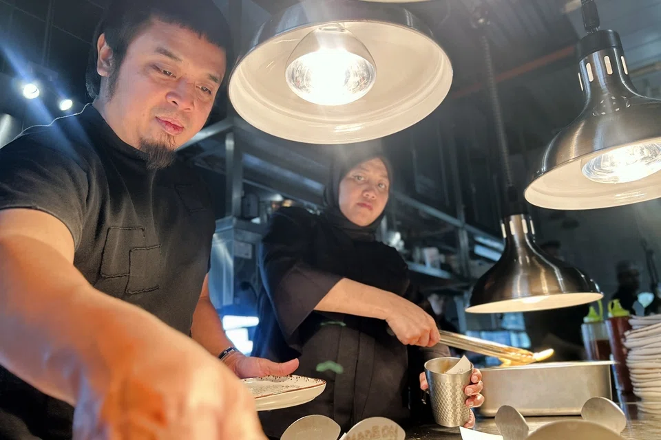 Pengasas bersama restoran Made On Monday, Encik Muhammad Jasmin Ismail (kiri), yang bergambar bersama isteri beliau, Cik Adiba Akmal Lokman, berkata peningkatan pendapatan pekerja juga boleh merangsang perbelanjaan pengguna, sekali gus membawa manfaat kepada perniagaan.