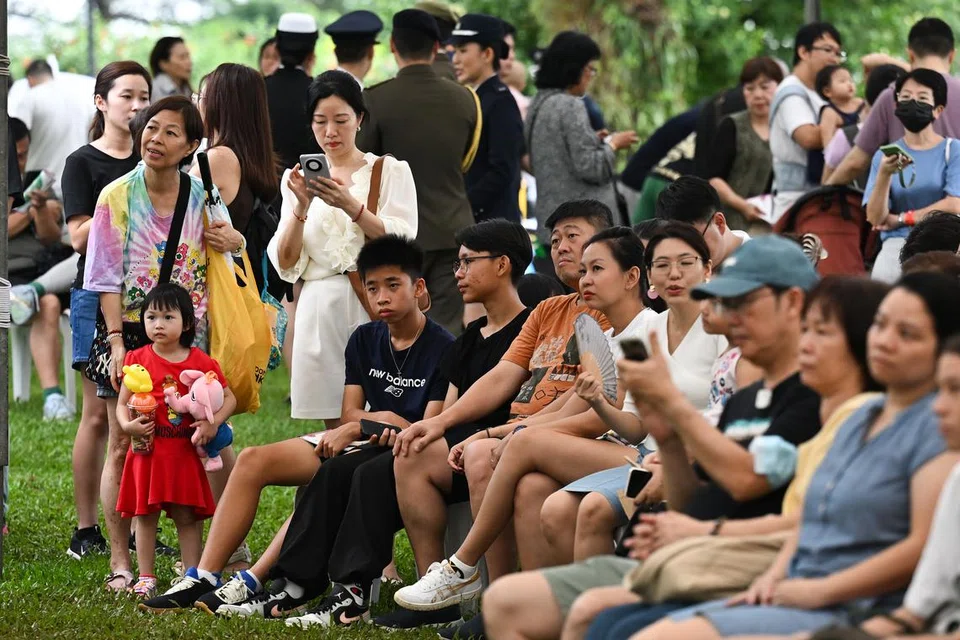 Seramai 6,000 pengunjung menghadiri rumah terbuka di Istana pada Oktober sempena sambutan Deepavali.