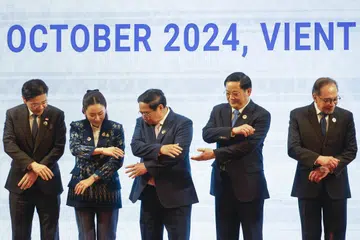 Perdana Menteri Singapura, Encik Lawrence Wong; Perdana Menteri Thailand, Cik Paetongtarn Shinawatra; Perdana Menteri Vietnam, Encik Pham Minh Chinh; Perdana Menteri Laos, Encik Sonexay Siphandone; dan Perdana Menteri Malaysia, Encik Anwar Ibrahim; mencapai tangan masing-masing untuk bergambar bersama semasa Sidang Pleno Sidang Kemuncak Asean ke-44 di Pusat Konvensyen Nasional di Vientiane, Laos, pada Oktober 2024.