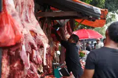 Seorang peniaga menyediakan daging di pasar kilat sempena festival daging ‘Meugang’ bagi menyambut Ramadan di Banda Aceh, Indonesia, pada 16 Februari 2026. ‘Meugang’ merupakan tradisi tempatan di Aceh untuk menyambut perayaan besar dalam kalendar Islam seperti Ramadan, Aidilfitri dan Aidiladha, dan orang ramai ke pasar membeli lebih banyak daging sebagai persediaan bagi sesi apabila anggota keluarga berkumpul pada hari-hari penting dari segi agama dan budaya di Aceh.