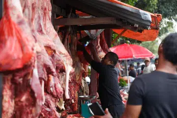 Seorang peniaga menyediakan daging di pasar kilat sempena festival daging ‘Meugang’ bagi menyambut Ramadan di Banda Aceh, Indonesia, pada 16 Februari 2026. ‘Meugang’ merupakan tradisi tempatan di Aceh untuk menyambut perayaan besar dalam kalendar Islam seperti Ramadan, Aidilfitri dan Aidiladha, dan orang ramai ke pasar membeli lebih banyak daging sebagai persediaan bagi sesi apabila anggota keluarga berkumpul pada hari-hari penting dari segi agama dan budaya di Aceh.
