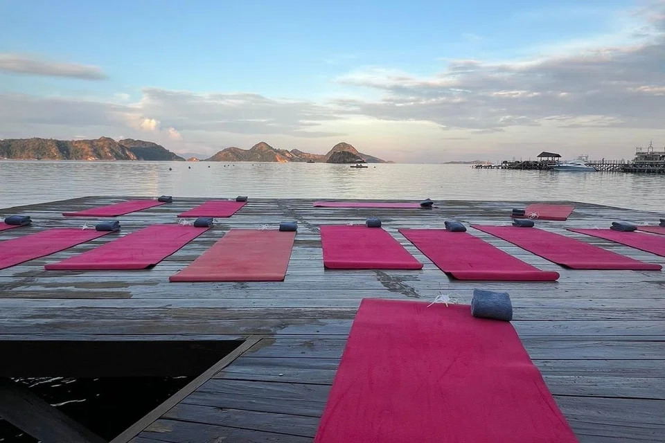 Penulis memilih untuk mengikuti kelas ‘sunrise yoga’ berkumpulan pada 6.30 pagi yang berlatarbelakangkan pemandangan lautan Flores yang menakjubkan. 