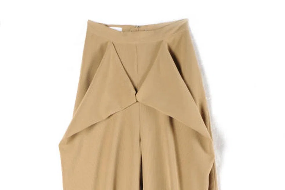 ‘PALAZZO’: Seluar ‘palazzo’ ini mempunyai potongan lebar di bahagian bawah dan bahagian atasnya pula berbentuk tinggi di paras pinggang.