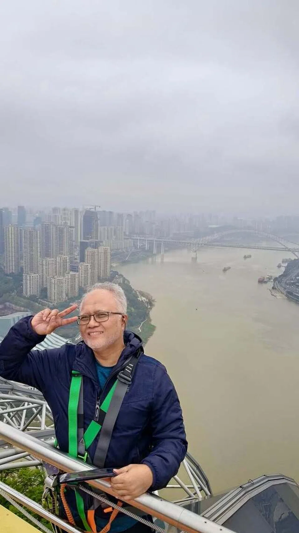 Encik Sujimy Mohamad melakukan ‘skywalk’ di Chongqing, China.