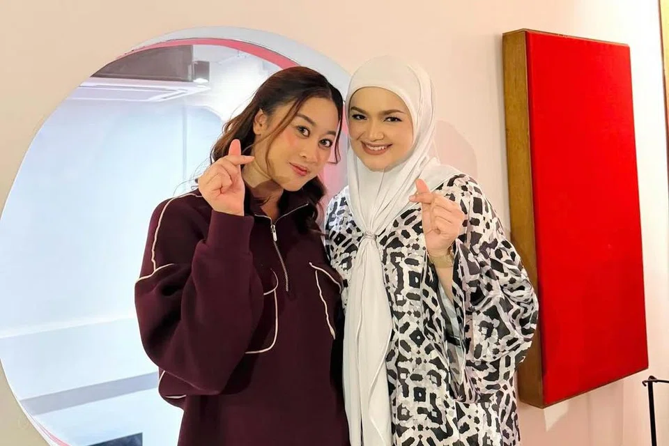 Aisha Retno (kiri) atau nama sebenarnya, Sharifah Aisha Retno Sayed Sipulijam, meluahkan rasa syukur dapat menciptakan lagu baru sempena Aidilfitri 2025 untuk Datuk Seri Siti Nurhaliza (kanan). Lagu itu dijadual dilancarkan pada minggu kedua Ramadan.