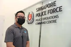 PANDAI KESAN KECEMASAN: Pegawai perhubungan kecemasan di Pusat Komand Operasi Polis, Encik Mohamed Suhaimi Ami menjawab panggilan kecemasan '999' oleh seorang pemanggil yang ingin 'memesan penghantaran piza'. - Foto BH oleh TIMOTHY DAVID