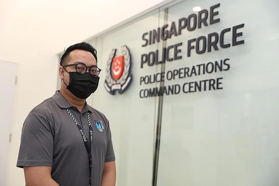 PANDAI KESAN KECEMASAN: Pegawai perhubungan kecemasan di Pusat Komand Operasi Polis, Encik Mohamed Suhaimi Ami menjawab panggilan kecemasan '999' oleh seorang pemanggil yang ingin 'memesan penghantaran piza'. - Foto BH oleh TIMOTHY DAVID