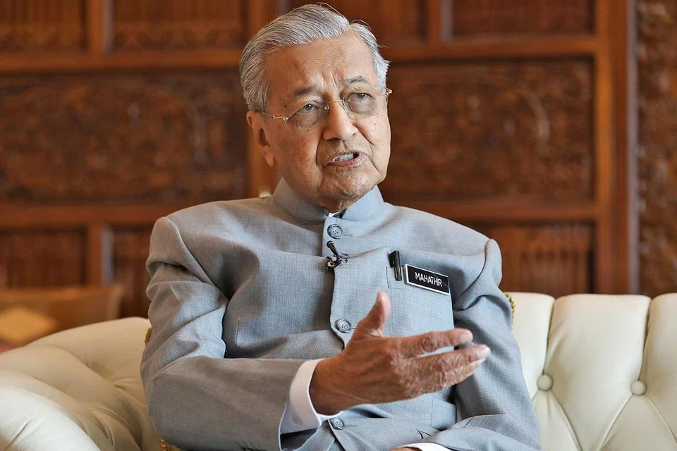 MAHATHIR MOHAMAD: Melantik dirinya sebagai Pemangku Menteri Pendidikan selepas menasihati Dr Maszlee melepaskan jawatan itu. - Foto REUTERS