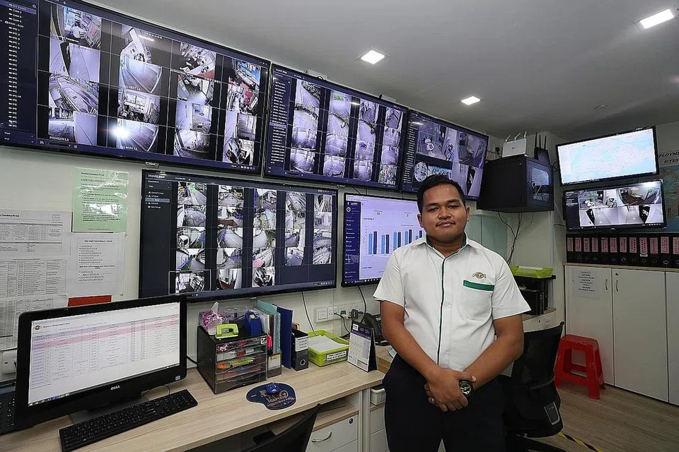 AKAN TERUS BERUSAHA PERTINGKAT KEMAHIRAN DAN PENGETAHUAN: Encik Syafiq baru saja tamat menjalani kursus latihan bagi penyelia keselamatan dan berharap akan dapat dinaikkan pangkat dan gaji. - Foto BH oleh TIMOTHY DAVID