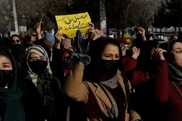 SUARAKAN BANTAHAN: Wanita Afghanistan (atas) melaungkan slogan sebagai protes terhadap penutupan universiti kepada kaum wanita yang dikuatkuasakan oleh pemerintahan Taleban. - Foto REUTERS