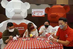 SUASANA NDP: Meskipun pemasangan seni pepatung beruang kecil dilukis 600 penduduk daerah South East dan rakan kongsi akan dipamerkan, para pengunjung masih berpeluang untuk melukis pepatung beruang itu pada hari karnival, yang akan berlangsung pada 7 Ogos nanti. - Foto BH oleh SYED MUHAMMAD FIRDAUS