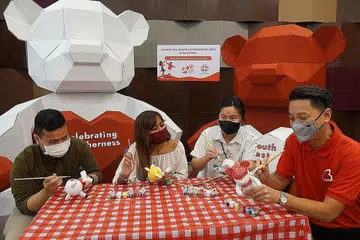 SUASANA NDP: Meskipun pemasangan seni pepatung beruang kecil dilukis 600 penduduk daerah South East dan rakan kongsi akan dipamerkan, para pengunjung masih berpeluang untuk melukis pepatung beruang itu pada hari karnival, yang akan berlangsung pada 7 Ogos nanti. - Foto BH oleh SYED MUHAMMAD FIRDAUS