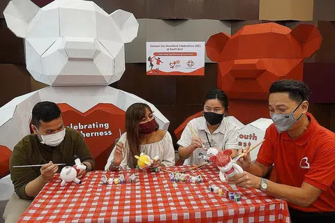 SUASANA NDP: Meskipun pemasangan seni pepatung beruang kecil dilukis 600 penduduk daerah South East dan rakan kongsi akan dipamerkan, para pengunjung masih berpeluang untuk melukis pepatung beruang itu pada hari karnival, yang akan berlangsung pada 7 Ogos nanti. - Foto BH oleh SYED MUHAMMAD FIRDAUS