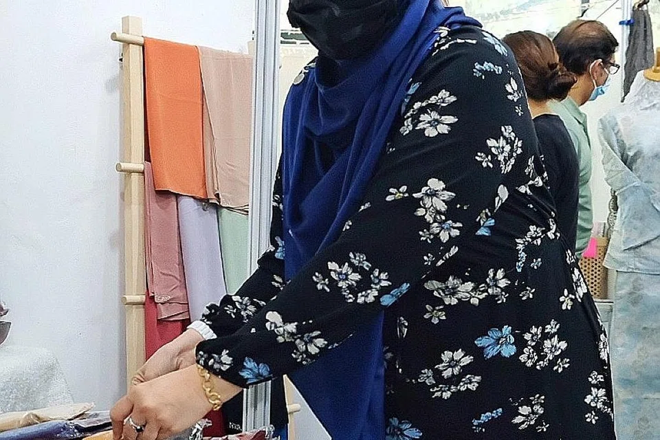 MEMBUAT KAJIAN DAN MENGUJI PASARAN: Cik Zauyah Kassim, 54 tahun, seringkali menggunakan hijab rekaan mereka untuk memastikan ia berkualiti. - Foto BH oleh KHALID BABA