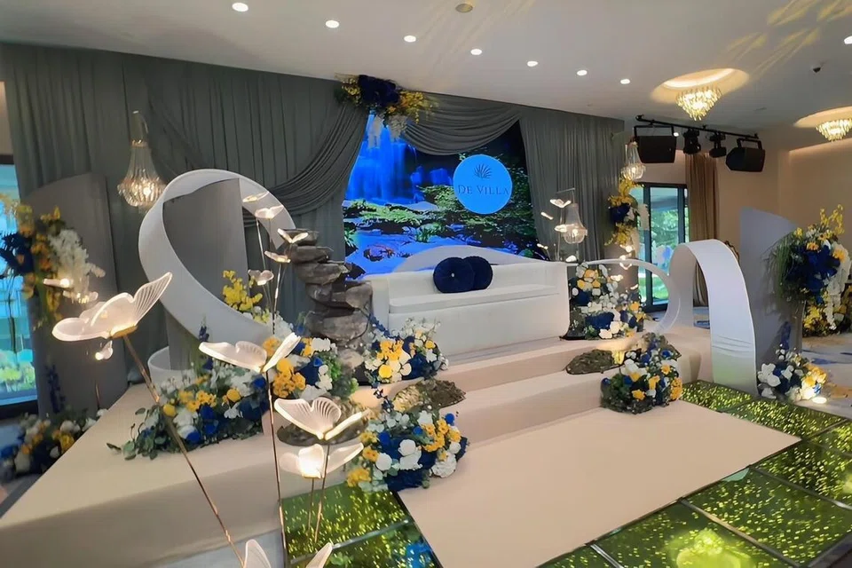 Pelamin yang berlatarkan skrin LED boleh disesuaikan dengan hiasan dan mood berdasarkan permintaan pelanggan.