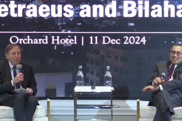 Rakan Kongsi dan Pengerusi Institut Global KKR, Jeneral (Bersara) David Petraeus (kiri), berucap di dialog anjuran Institut Timur Tengah (MEI) pada 11 Disember di Hotel Orchard, yang dikendalikan oleh Felow Kehormat MEI, Encik Bilahari Kausikan.