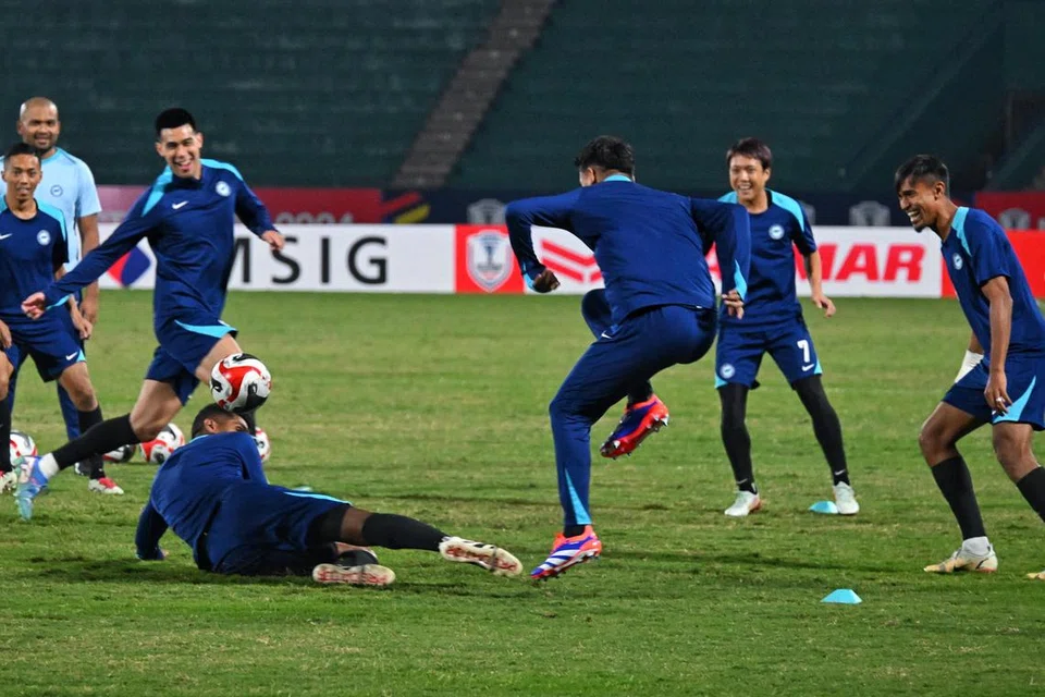 Skuad bola sepak nasional menjalani sesi latihan di Stadium Viet Tri di Hanoi pada 28 Disember. Ketinggalan dua gol selepas perlawanan separuh akhir pertama, anak didik Tsutomu Ogura tiada pilihan lain dan perlu mengasak benteng Vietnam dalam pertemuan kedua nanti jika berharap untuk mara ke final.  