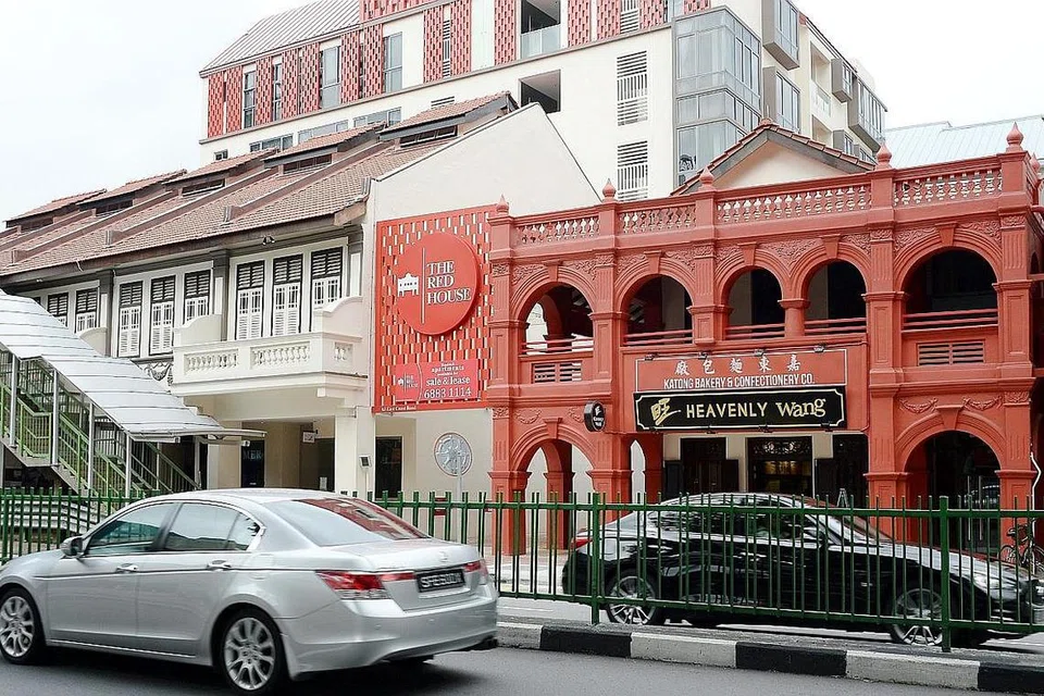 RED HOUSE: Bangunan yang terletak di 63 East Coast Road merupakan sebuah aset Wakaf Sheriffa Zain Alsharoff Alsagoff untuk kegunaan perumahan dan komersial yang siap pada 2016. - Foto fail