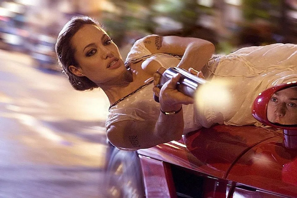 'WANTED': Angelina Jolie membawa watak Fox yang sebenarnya merupakan wanita Afrika-Amerika dalam komik asal serta meraih inspirasi daripada pelakon kulit hitam, Halle Berry. - Foto STARHUB