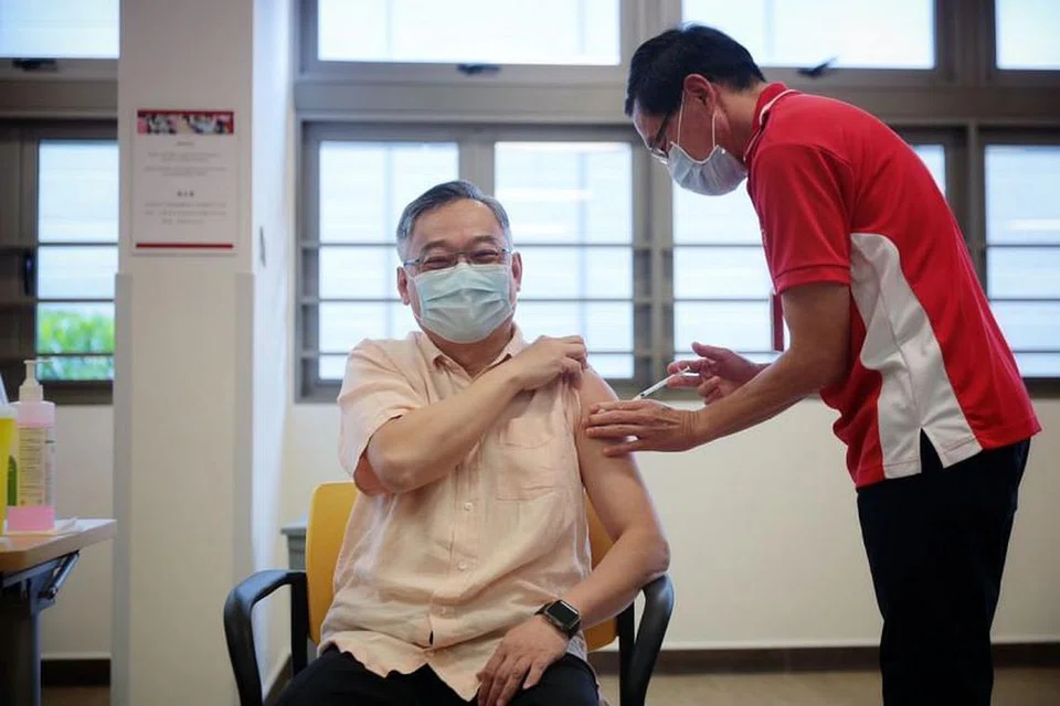 TERIMA SUNTIKAN: Menteri Kesihatan, Encik Gan Kim Yong, menerima suntikan vaksin Covid-19 daripada Dr Richard Tan di Hospital Kwong Wai Shiu pada Rabu (13 Januari). - Foto BH oleh JASON QUAH 