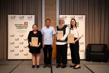 SOKONG PENINGKATAN: (dari kiri) Penerima Anugerah Skim Pembangunan Bakat Penterjemahan (TTDS) Cik Chew Si Hui, Pengerusi Jawatankuasa Penterjemahan Nasional (NTC), Encik Tan Kiat How, Penerima Anugerah TTDS, Cik Nor Djannah Djohan dan Penerima Anugerah TTDS, Cik Lau Yun Xuan Averil.