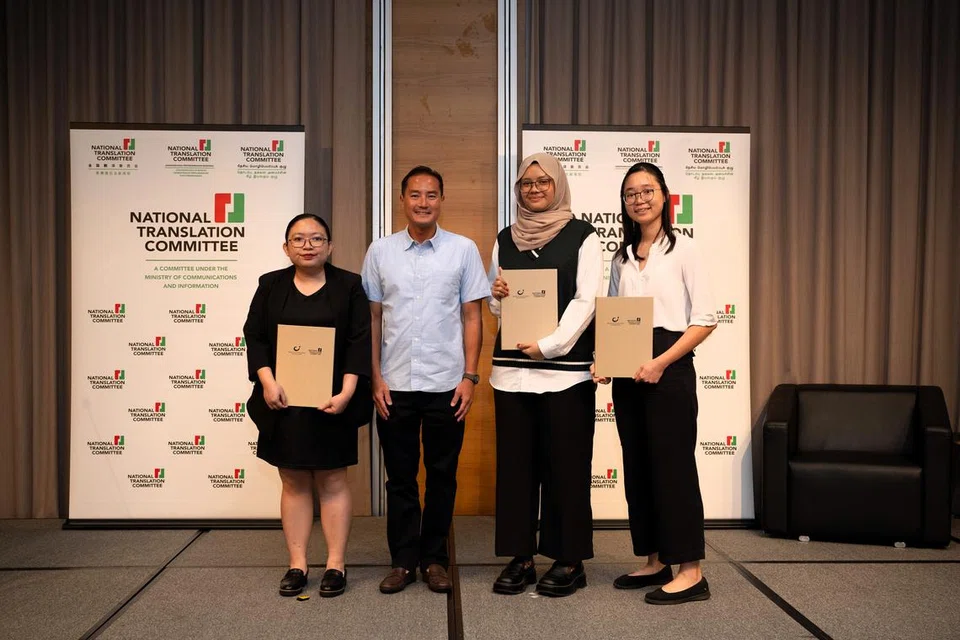 SOKONG PENINGKATAN: (dari kiri) Penerima Anugerah Skim Pembangunan Bakat Penterjemahan (TTDS) Cik Chew Si Hui, Pengerusi Jawatankuasa Penterjemahan Nasional (NTC), Encik Tan Kiat How, Penerima Anugerah TTDS, Cik Nor Djannah Djohan dan Penerima Anugerah TTDS, Cik Lau Yun Xuan Averil.