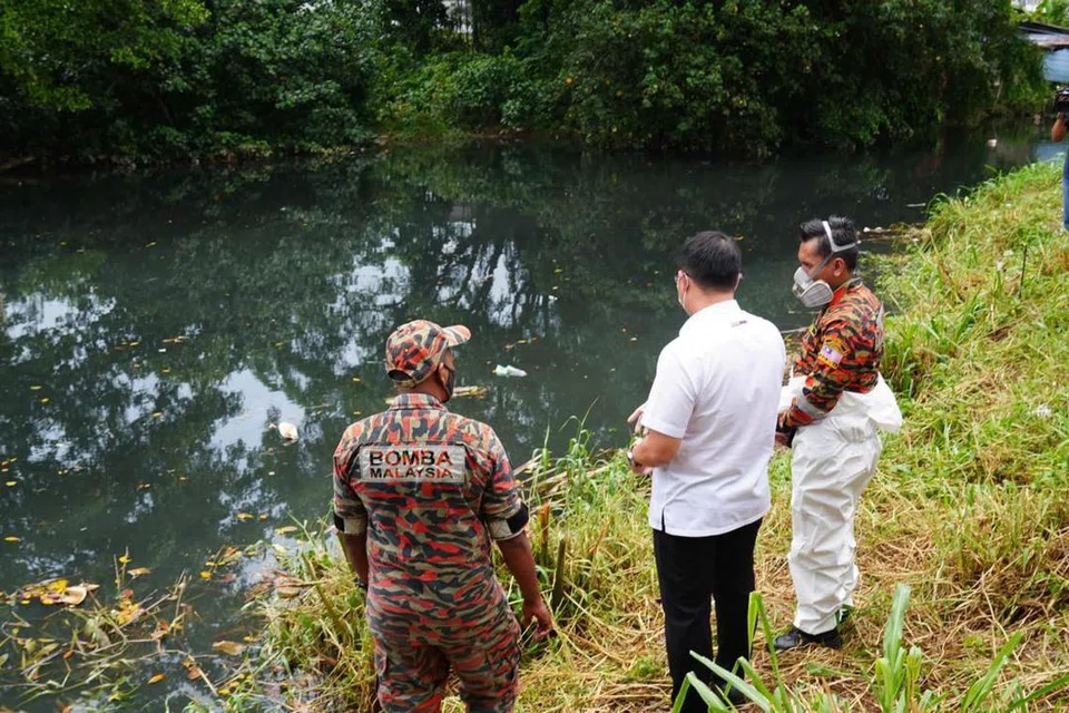 Air Sungai Pandan yang berwarna kehitaman dan berbau busuk disyaki dicemari bahan kimia menyebabkan pencemaran bau yang menjejas penduduk Kampung Melayu Pandan; Taman Mount Austin; Taman Daya dan Taman Istimewa, di Johor Bahru pada 3 September.