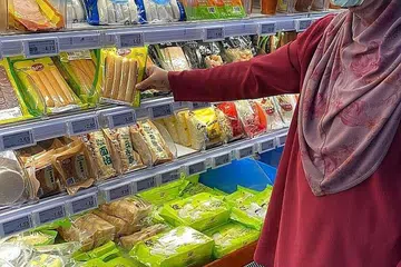 PRODUK HALAL POPULAR: Antara produk halal yang popular di pasar raya Sheng Siong termasuk ayam beku, serta makanan beku diproses seperti nuget dan sosej. - Foto SHENG SIONG