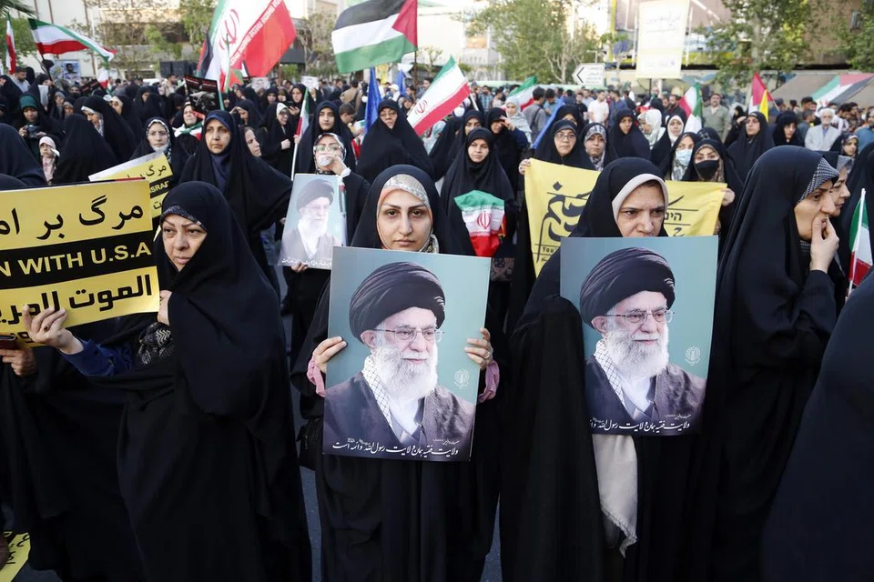 Rakyat Iran mengambil bahagian meraikan serangan Iran ke atas Israel, di dataran Palestin, di Teheran, Iran, pada 15 April sedang dunia mengutuk serangan itu dan memberi amaran ia mengancam menjejas lagi kestabilan di Asia Barat.