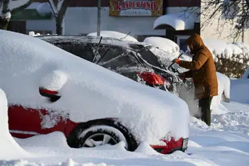 Jalan-jalan dilitupi salji selepas salji lebat turun sepanjang malam di Slupsk, utara Poland, pada 5 Januari 2026. Di bahagian barat laut Wilayah Pomeranian dan timur laut Wilayah Pomeranian Barat, amaran tahap III telah dikuatkuasakan berikutan salji lebat yang menyebabkan litupan salji meningkat sehingga 60 sentimeter di beberapa kawasan.