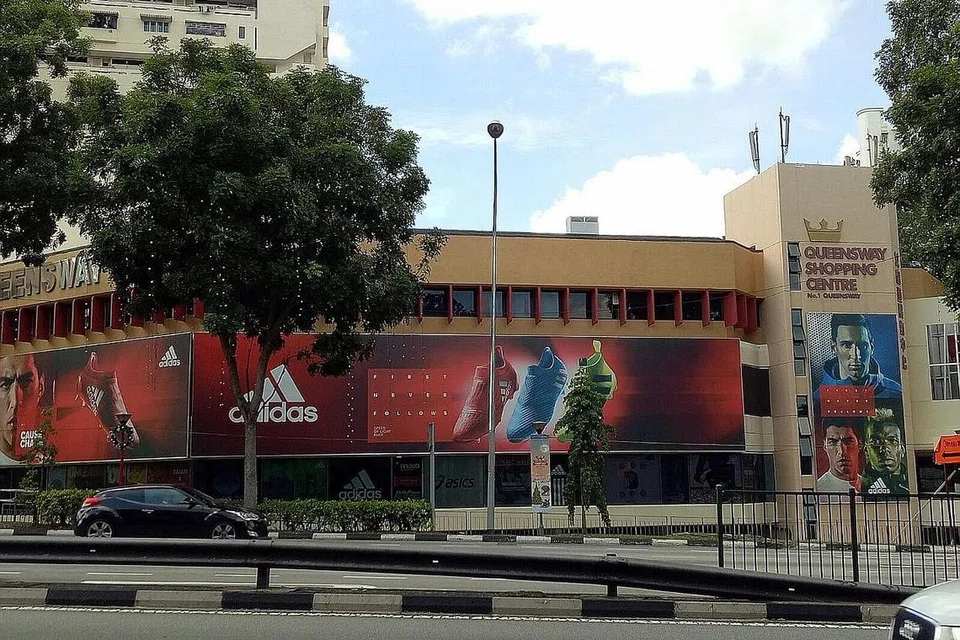 PUSAT BELI-BELAH ANTIK: Queensway Shopping Centre yang menjual banyak barangan sukan, pakaian kasual termasuk denim serta kedai cenderahati dan muzik dan masih popular dari dahulu hingga sekarang. - Foto fail