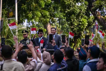 Presiden Prabowo Subianto (tengah) bersama Jeneral Agus Subiyanto (kiri) daripada Angkatan Tentera Nasional Indonesia serta Menteri Pertahanan yang baru, Encik Sjafrie Sjamsoeddin (kanan), selepas menghadiri majlis serah tugas di Kementerian Pertahanan di Jakarta pada 22 Oktober.