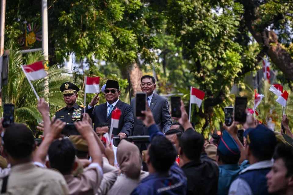 Presiden Prabowo Subianto (tengah) bersama Jeneral Agus Subiyanto (kiri) daripada Angkatan Tentera Nasional Indonesia serta Menteri Pertahanan yang baru, Encik Sjafrie Sjamsoeddin (kanan), selepas menghadiri majlis serah tugas di Kementerian Pertahanan di Jakarta pada 22 Oktober.