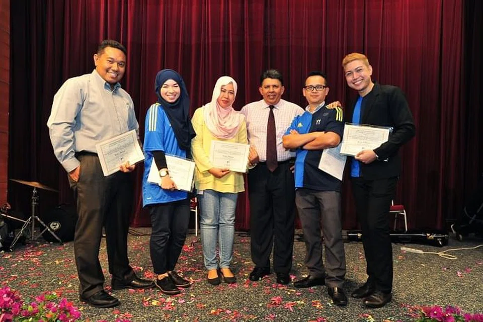 ERATKAN PERTALIAN ANTARA KAUM: Ketua Editor EMTM, SPH, Encik Patrick Daniel (bertali leher), bergambar bersama pasukan digital BH yang antara lain terdiri daripada (dari kiri) Encik Chairul Fahmy, Cik Siti Aisyah, Cik Nur Amanina, Encik Farid dan Encik Hairianto. 