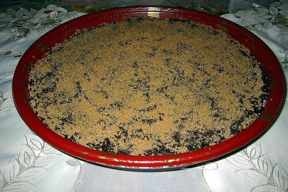 PENGENAK KUIH: Dari segi pemakanan orang Melayu, satu kuih seperti tidak lengkap tanpa 'tahinya' - tahi minyak - iaitu kerak minyak daripada santan yang ditabur di permukaan kuih koleh-koleh yang membuat ia terasa lebih enak. - Foto fail