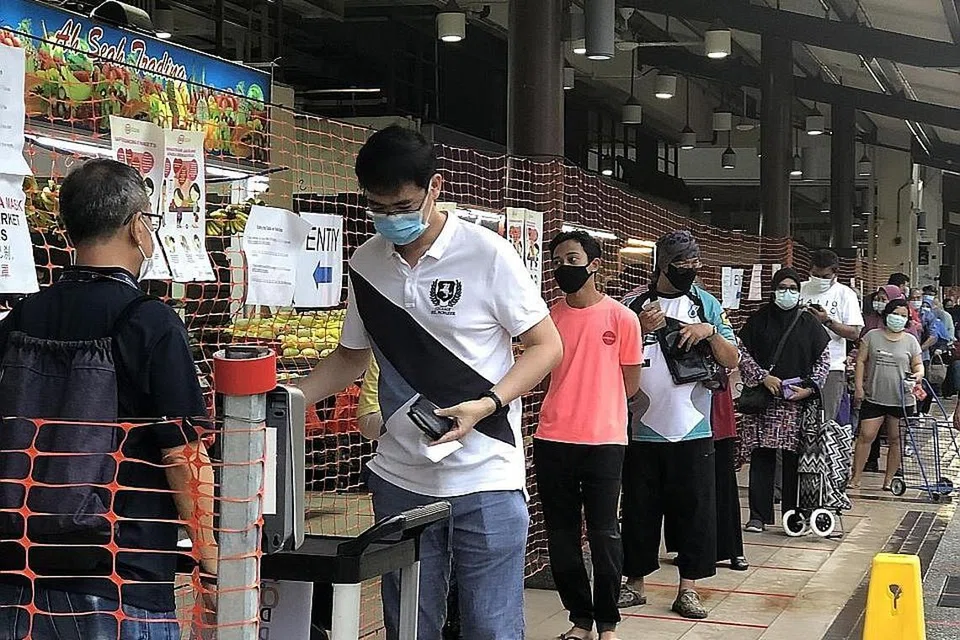 SISTEM BAGUS: Beberapa pengunjung berkata walaupun sekarang mungkin "leceh sedikit" kerana perlu menunjukkan IC untuk masuk ke Pasar Geylang Serai, sistem itu bagus bagi mengekang penularan jangkitan Covid-19. - Foto BH oleh NATASHA MUSTAFA