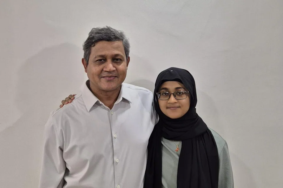 Cik Fariah Tiat Safa bersama ayahnya, Dr Md Raisul Islam, Profesor Kejuruteraan Mekanik di Universiti Nasional Singapura (NUS), yang dianggap sebagai antara pengaruh terbesar yang mendorong beliau untuk menceburi bidang kejuruteraan.