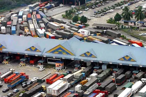 2005: Semasa krisis Sindrom Sesak Nafas Mendadak (Sars), beratus-ratus lori membanjiri kompleks Kastam Tanjung Puteri di Tambak Johor, menyebabkan kesesakan lalu lintas yang ketara. Pelawat dikehendaki mendapatkan kad pengisytiharan kesihatan bagi mengesan mereka yang berhubung rapat dengan pesakit di pusat pemeriksaan Malaysia sebelum memasuki Singapura. 