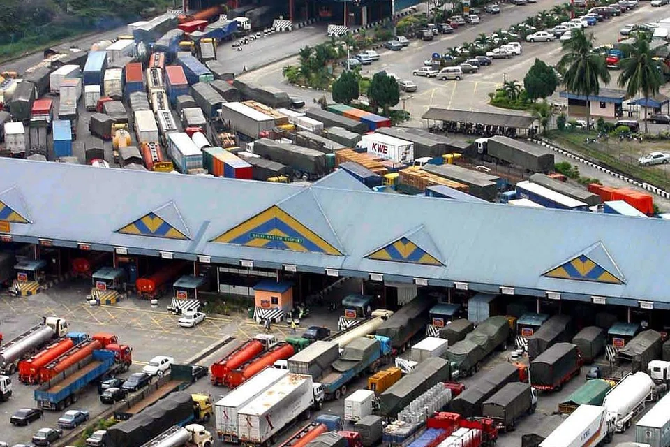 2005: Semasa krisis Sindrom Sesak Nafas Mendadak (Sars), beratus-ratus lori membanjiri kompleks Kastam Tanjung Puteri di Tambak Johor, menyebabkan kesesakan lalu lintas yang ketara. Pelawat dikehendaki mendapatkan kad pengisytiharan kesihatan bagi mengesan mereka yang berhubung rapat dengan pesakit di pusat pemeriksaan Malaysia sebelum memasuki Singapura. 